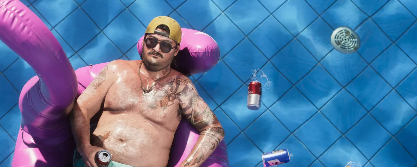 Un personnage très tatoué sur une bouée dans une piscine dans GTA 6